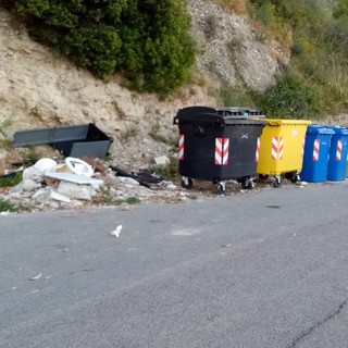 Ventimiglia, degrado e rifiuti in via alle Ville: "Siamo stufi, ce ne ricorderemo quando si andrà a votare" (foto) Ventimiglia, degrado e rifiuti in via alle Ville: "Siamo stufi, ce ne ricorderemo quando si andrà a votare" (foto)