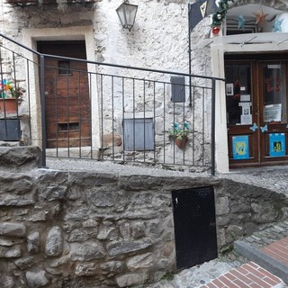 Entroterra, nuovi corrimano e ringhiere nei carugi di Dolceacqua (Foto)