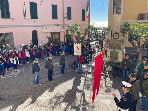 Tricolori e letture per le celebrazioni del 4 Novembre a Riva Ligure (foto) Tricolori e letture per le celebrazioni del 4 Novembre a Riva Ligure (foto)