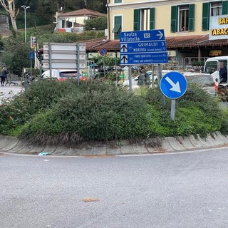 Ventimiglia, nuova rotatoria a Latte. Scullino: "Una soluzione che agevolerà la sosta selvaggia di auto e camion" Ventimiglia, nuova rotatoria a Latte. Scullino: "Una soluzione che agevolerà la sosta selvaggia di auto e camion"