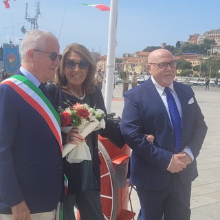 Renata Calvi il 2 giugno scorso tra il prefetto Romeo e il sindaco Scajola                                (Foto Flammia)