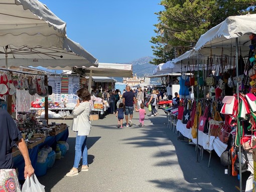 Riparte il mercato di Bordighera: questa mattina 56 banchi in meno sul lungomare Argentina - Video Servizio