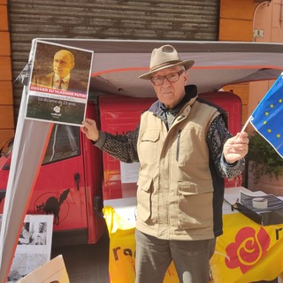 Sanremo, l'appello dei Radicali: "Invitiamo Amadeus, i cantanti, gli spettatori dell’Ariston a indossare i colori dell'Ucraina"