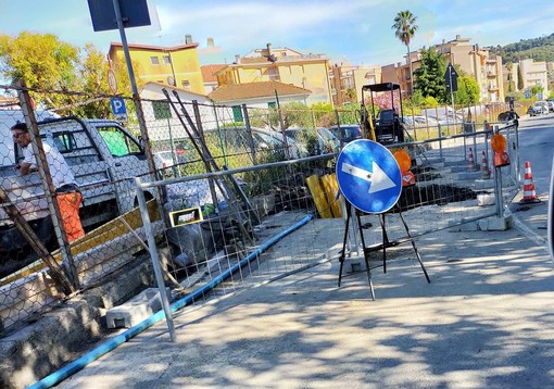 Diano Marina, ennesima rottura dell'acquedotto: dalle 21.30 sospesa l'erogazione in tutto il Golfo dianese (foto) Diano Marina, ennesima rottura dell'acquedotto: dalle 21.30 sospesa l'erogazione in tutto il Golfo dianese (foto)