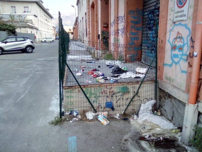 Ventimiglia: un nostro lettore lamenta la presenza di rifiuti nel parcheggio della stazione (foto) Ventimiglia: un nostro lettore lamenta la presenza di rifiuti nel parcheggio della stazione (foto)