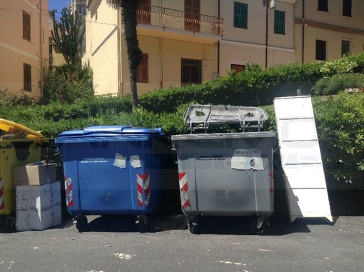 Rifiuti: siglato il 'Protocollo d'Intesa' fra i comuni del comprensorio intemelio per la gestione associata del servizio integrato di igiene ambientale Rifiuti: siglato il 'Protocollo d'Intesa' fra i comuni del comprensorio intemelio per la gestione associata del servizio integrato di igiene ambientale