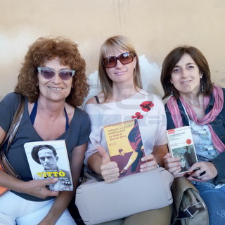 Imperia: per la riapertura della Biblioteca Civica, continua la raccolta di firme in piazza Dante (foto) Imperia: per la riapertura della Biblioteca Civica, continua la raccolta di firme in piazza Dante (foto)
