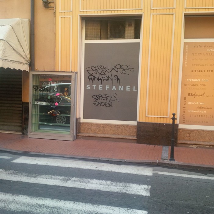 Vandali in azione nella notte a Ventimiglia: imbrattate vetrine e insegne dei negozi di via Mameli Vandali in azione nella notte a Ventimiglia: imbrattate vetrine e insegne dei negozi di via Mameli