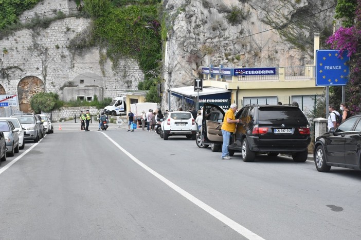 Ventimiglia: riaperta anche la frontiera di Ponte San Luigi, lunghe code dei francesi per un pacchetto di 'bionde'