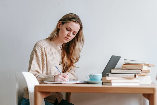 Studenti fuori corso e seconde possibilità: come ripensare il percorso verso il diploma Studenti fuori corso e seconde possibilità: come ripensare il percorso verso il diploma