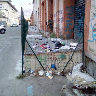 Ventimiglia: un nostro lettore lamenta la presenza di rifiuti nel parcheggio della stazione (foto)