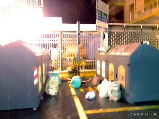 Sanremo, ancora rifiuti abbandonati all’ecoisola del Polo Nord: la segnalazione con foto di un lettore Sanremo, ancora rifiuti abbandonati all’ecoisola del Polo Nord: la segnalazione con foto di un lettore