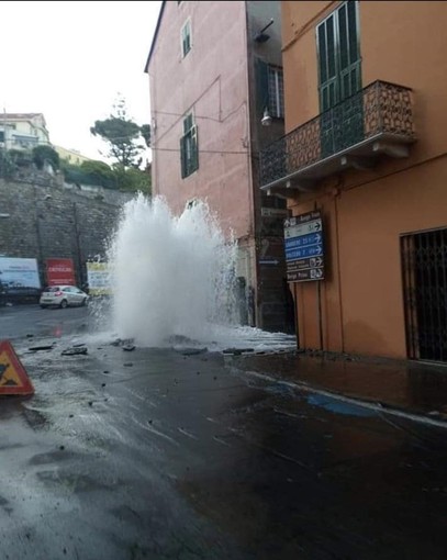 Imperia, ennesima rottura dell'acquedotto a Porto Maurizio, geyser di 10 metri e diversi quartieri senz'acqua (foto e video)