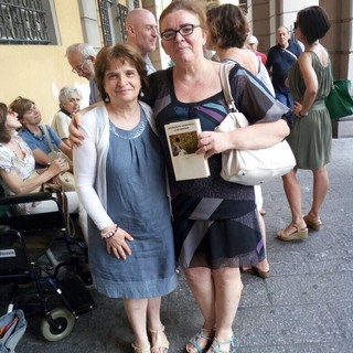 Imperia: per la riapertura della biblioteca, continua l'occupazione 'gentile' delle panchine da parte di un gruppo di cittadin Imperia: per la riapertura della biblioteca, continua l'occupazione 'gentile' delle panchine da parte di un gruppo di cittadin
