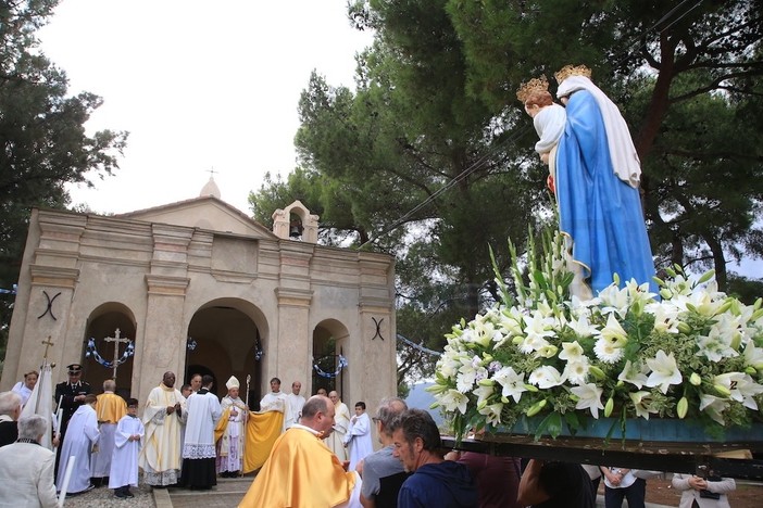 Sanremo: il Santuario della Madonna Pellegrina è di nuovo aperto, tanti i fedeli accorsi a Coldirodi (Foto) Sanremo: il Santuario della Madonna Pellegrina è di nuovo aperto, tanti i fedeli accorsi a Coldirodi (Foto)