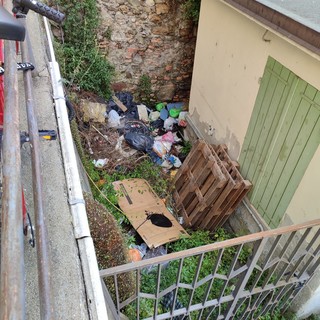 Sanremo, discarica di rifiuti in via San Bernardo: la segnalazione di una nostra lettrice