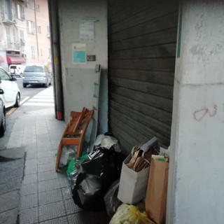 Sanremo: rifiuti depositati in orari non consentiti, le considerazioni di una residente Sanremo: rifiuti depositati in orari non consentiti, le considerazioni di una residente