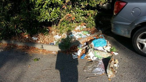 Sanremo: rifiuti nel parcheggio dell'ospedale Borea, la segnalazione con foto di una lettrice