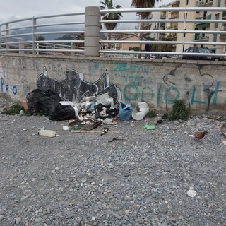 Ventimiglia: spiagge utilizzate come deposito rifiuti, incivili all’opera sul lungomare Ventimiglia: spiagge utilizzate come deposito rifiuti, incivili all’opera sul lungomare
