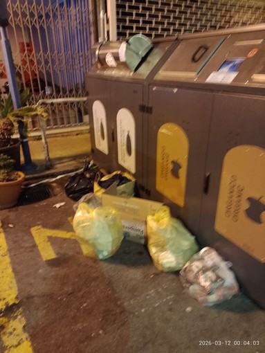 Sanremo, "spazzatura abbandonata a terra dall'ecoisola al Polo Nord": la segnalazione (Foto)