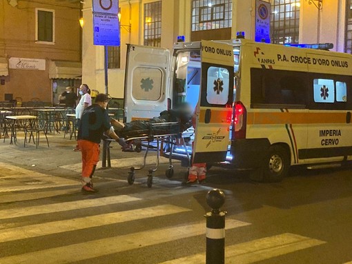 Imperia: rissa in pieno centro a Oneglia, uomo a terra privo di sensi (foto) Imperia: rissa in pieno centro a Oneglia, uomo a terra privo di sensi (foto)