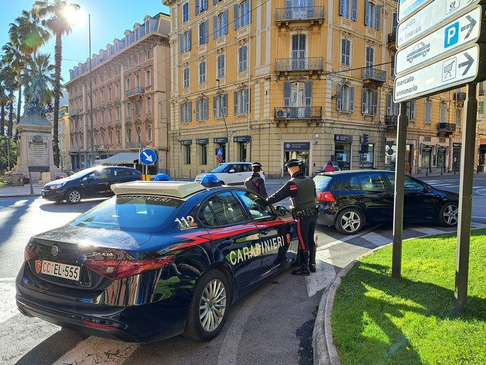 Sanremo, ruba vestiti e fugge: arrestato un 47enne. Aveva con sé due coltelli Sanremo, ruba vestiti e fugge: arrestato un 47enne. Aveva con sé due coltelli