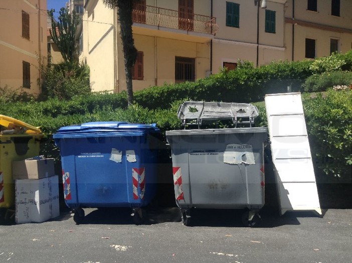 Rifiuti: siglato il 'Protocollo d'Intesa' fra i comuni del comprensorio intemelio per la gestione associata del servizio integrato di igiene ambientale Rifiuti: siglato il 'Protocollo d'Intesa' fra i comuni del comprensorio intemelio per la gestione associata del servizio integrato di igiene ambientale