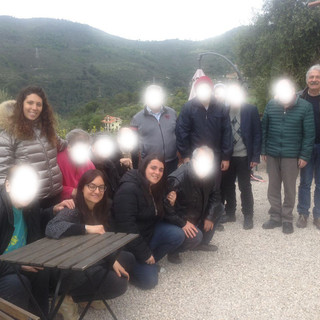 Gli ospiti della Residenza sanitaria assistenziale di Triora in visita alla Fattoria didattica di Seborga Gli ospiti della Residenza sanitaria assistenziale di Triora in visita alla Fattoria didattica di Seborga