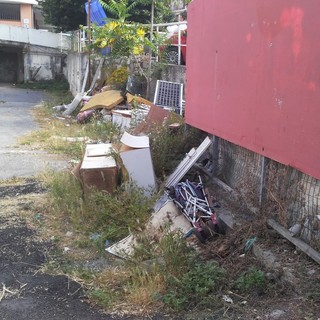 Imperia: cumulo di ingombranti in viale Europa, i residenti chiedono un intervento della Teknoservice Imperia: cumulo di ingombranti in viale Europa, i residenti chiedono un intervento della Teknoservice