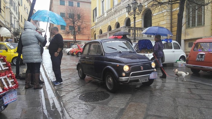 Sotto la pioggia il raduno delle 500 d'epoca a Imperia. Salta il mercatino dell'associazione "L'Arte del creare" Sotto la pioggia il raduno delle 500 d'epoca a Imperia. Salta il mercatino dell'associazione "L'Arte del creare"