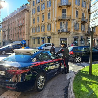 Sanremo, ruba vestiti e fugge: arrestato un 47enne. Aveva con sé due coltelli