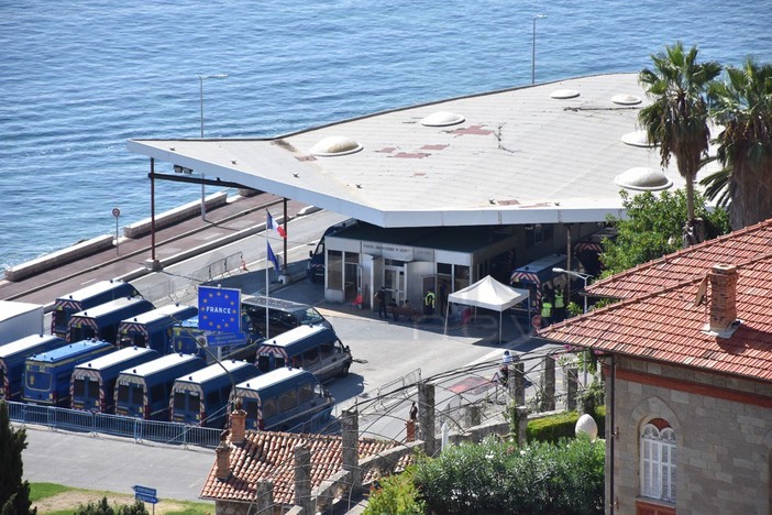 Migranti al confine, dalla Francia la smentita: “Nessun centro di accoglienza a Mentone”