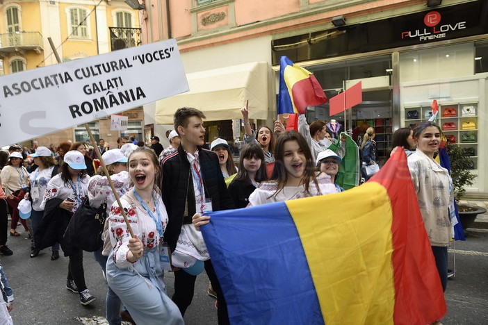 Sanremo: per il GEF, moltitudine di ragazzi festosi in centro città. Le foto di Tonino Bonomo Sanremo: per il GEF, moltitudine di ragazzi festosi in centro città. Le foto di Tonino Bonomo
