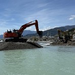 Passerella a Ventimiglia, ruspe in azione: proseguono a ritmo serrato i lavori nel fiume Roia (Foto)