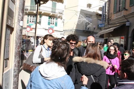 Festival di Sanremo: fan in delirio per Francesco Renga in via Matteotti Festival di Sanremo: fan in delirio per Francesco Renga in via Matteotti