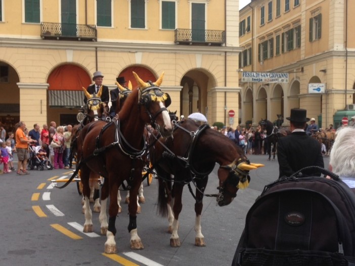 Imperia: oggi ad Oneglia, grande spettacolo con il raduno della carrozze a cavallo. Le foto Imperia: oggi ad Oneglia, grande spettacolo con il raduno della carrozze a cavallo. Le foto