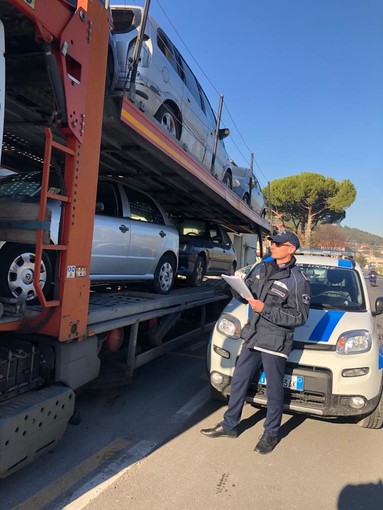 Imperia, contrasto all'abbandono 'selvaggio' delle auto, polizia locale in azione. Gagliano: "La città 'liberata' da oltre 100 mezzi, +40% rispetto al 2020" (foto) Imperia, contrasto all'abbandono 'selvaggio' delle auto, polizia locale in azione. Gagliano: "La città 'liberata' da oltre 100 mezzi, +40% rispetto al 2020" (foto)