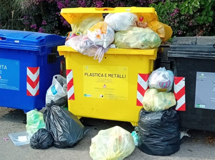 Rifiuti e sporcizia a Ventimiglia, da Bevera partono i 'raid nelle frazioni' (Foto) Rifiuti e sporcizia a Ventimiglia, da Bevera partono i 'raid nelle frazioni' (Foto)