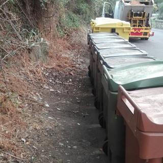 Imperia: rifiuti abbandonati in modo abusivo in via Felice Musso, questa mattina iniziato il lavoro di bonifica Imperia: rifiuti abbandonati in modo abusivo in via Felice Musso, questa mattina iniziato il lavoro di bonifica