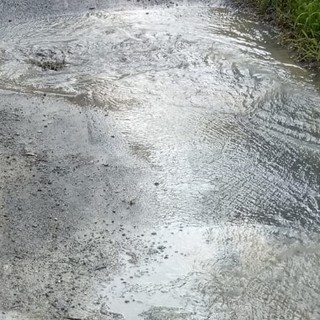 Imperia: continue rotture della tubazione in via San Benedetto formano un corso d'acqua in strada e lasciano a secco gli abitanti (foto e video)