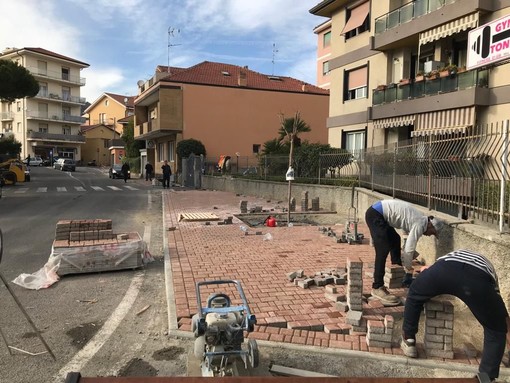 Camporosso: proseguono gli interventi di riqualificazione di piazza d’Armi, dopo il parco urbano realizzato un nuovo marciapiede atteso da tempo (Foto)