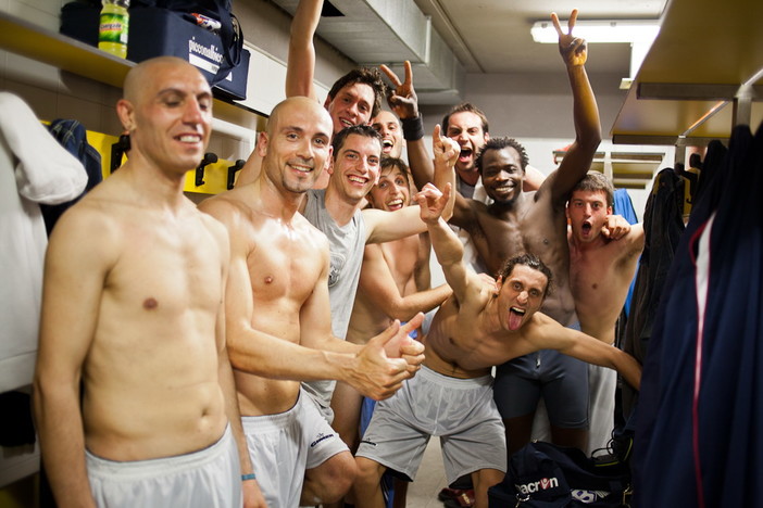 La squadra negli spogliatoi dopo la vittoria (foto di Dario Bosio) La squadra negli spogliatoi dopo la vittoria (foto di Dario Bosio)