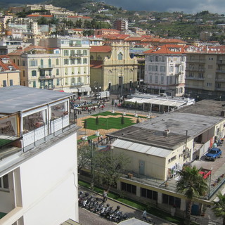 Sanremo: restyling in piazza Colombo. Lettore “Critiche fin dall'inizio, aspettiamo che tolgano le transenne” Sanremo: restyling in piazza Colombo. Lettore “Critiche fin dall'inizio, aspettiamo che tolgano le transenne”