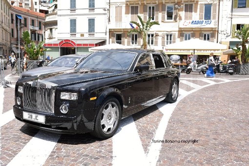 Sanremo: clientela di lusso nel centro cittadino, in piazza Colombo una Rolls-Royce Phantom