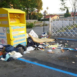 Imperia: rifatte righe blu con la 'rumenta', la segnalazione con foto di un cittadino