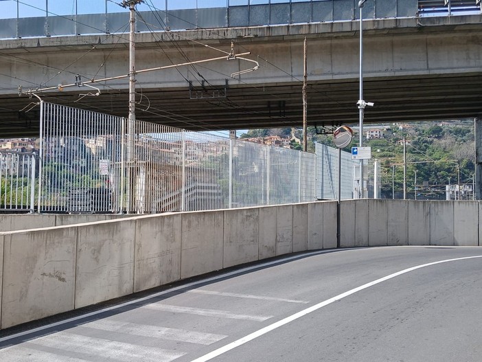 Migranti, Ventimiglia contro bivacchi e degrado: pulizia e innalzamento delle recinzioni in via Tenda (Foto) Migranti, Ventimiglia contro bivacchi e degrado: pulizia e innalzamento delle recinzioni in via Tenda (Foto)