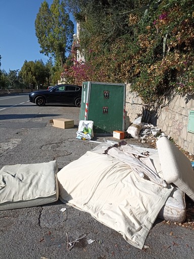 Ventimiglia, ancora degrado in zona Mortola: abbandonati rifiuti ingombranti e materiali edili (foto) Ventimiglia, ancora degrado in zona Mortola: abbandonati rifiuti ingombranti e materiali edili (foto)