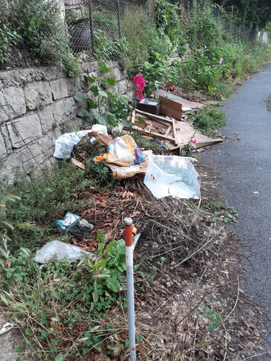 Sanremo: rifiuti abbandonati a San Romolo, la segnalazione con foto di un lettore