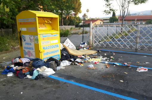 Imperia: rifatte righe blu con la 'rumenta', la segnalazione con foto di un cittadino