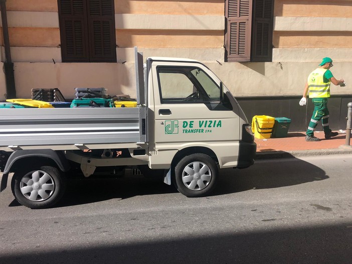 Imperia, la città si divide dopo il 'blitz' della Municipale che ha rimosso i mastelli ed elevato sanzioni. L'assessore Gandolfo: "Chi rema contro il decoro fa polemica sterile"
